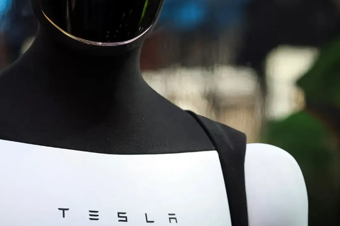 Robot Optimus dari Tesla. Foto oleh Reuters